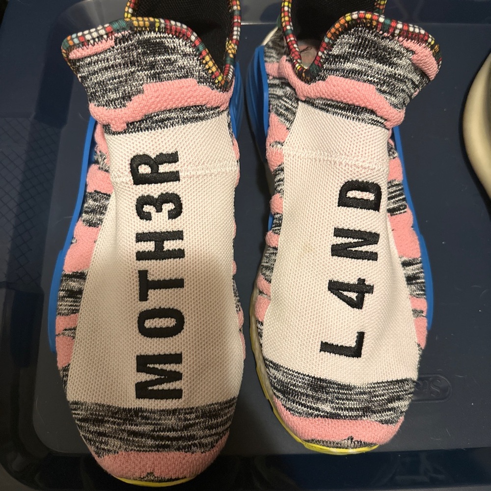 Worn 2x have both original lace colors in very good shape!